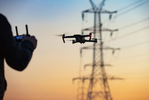 Programvarebedriften eSmart Systems fra Halden har utviklet kunstig intelligens spesialisert for energiselskapers behov. Andre selskaper leverer selve dronetjenestene, mens eSmart systems analyserer bildene og andre sensordata. Foto: Adobestock/catwalkphotos