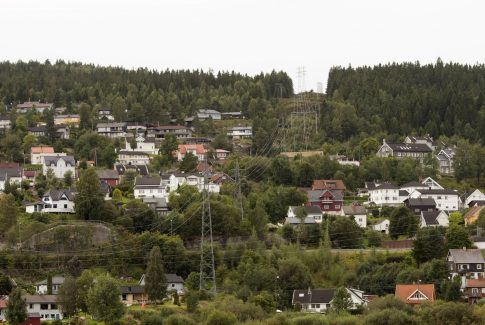 høyspentlinje gjennom boligområde