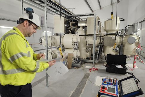 Målinger på nye Håland transformatorstasjon for å finjustere vernet. Foto: Lnett