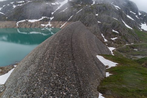 Storglomvassdammen er ein steinfyllingsdam frå 1997 som er 125 meter høg og 365 meter bred i botnen, den vart bygd i samband med Svartisen kraftverk og utgjer eit av norges største magasiner. https://digitaltmuseum.no/021018856832/storglomvassdammen-er-ein-steinfyllingsdam-fra-1997-som-er-125-meter-hog