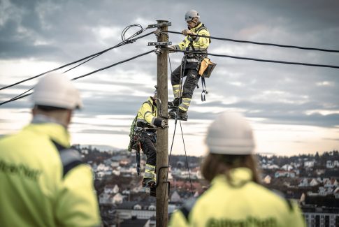 Arbeid i strømstolpe til Glitre Nett montør stolpe