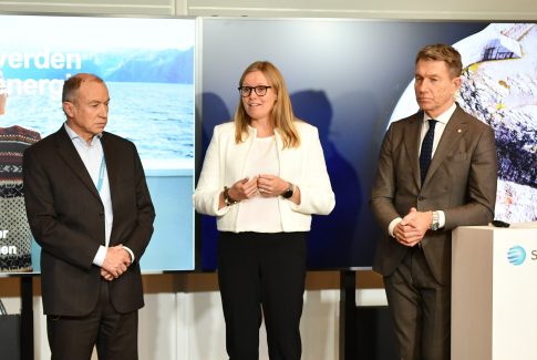 Statkrafts konsernsjef Christian Rynning-Tønnesen og Norden-sjef Birgitte Ringstad Vartdal presenterte storstilte investeringsplaner mandag formiddag. Energiminister Terje Aasland likte det han hørte. Foto: Øyvind Zambrano lie