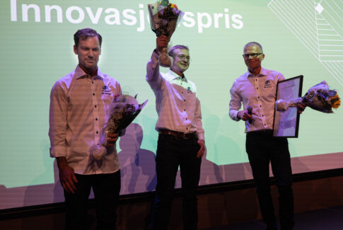 Tre glade vinnere va Innovasjonsprisen 2024 fra utviklerbedriften Magtech under årets smartgridkonferanse i Trondheim. Fra venstre Alex Kristiansen, Reidar tjeldhorn og Eilert Bjerkan. Foto: Atle Abelsen