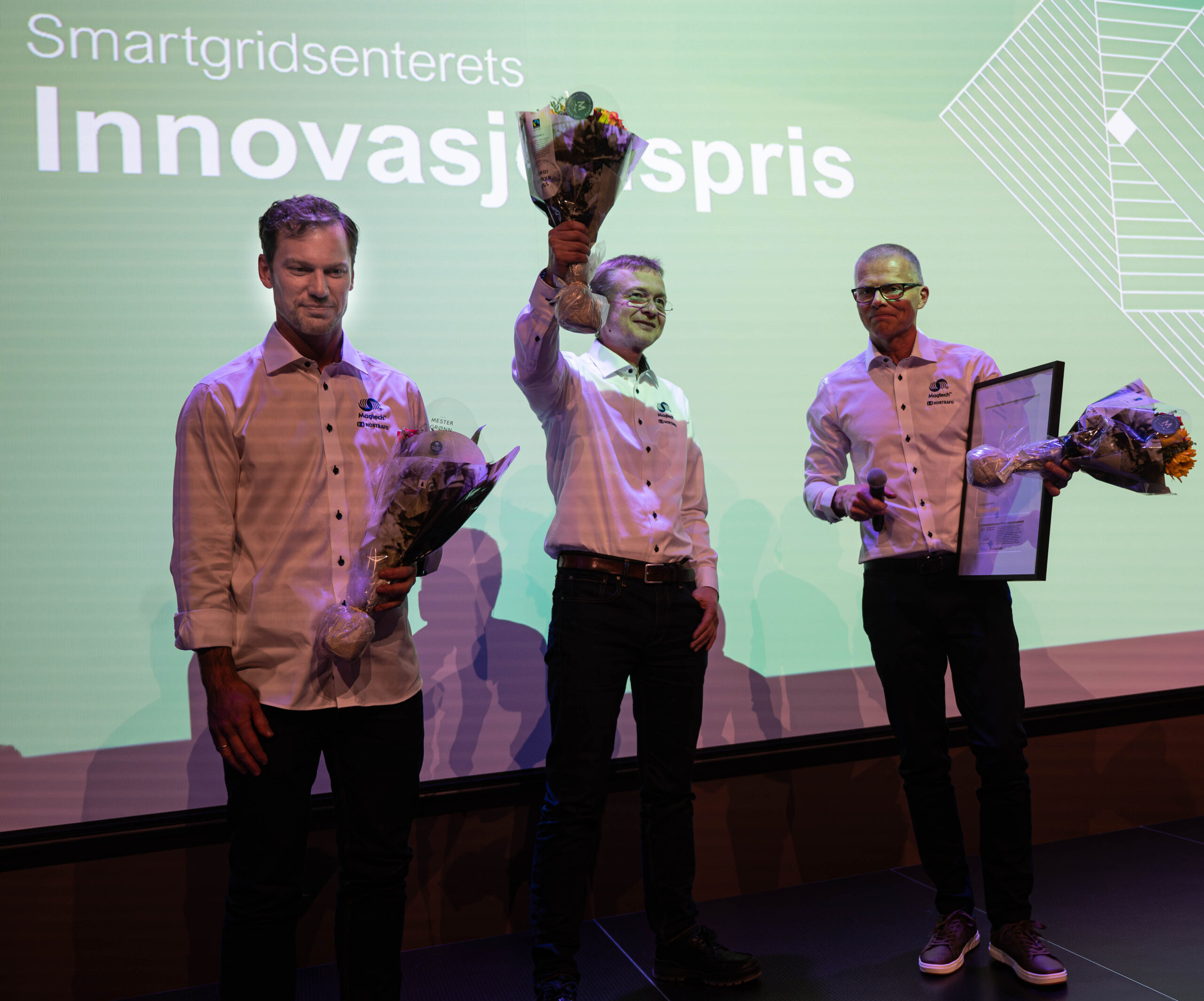 Tre glade vinnere va Innovasjonsprisen 2024 fra utviklerbedriften Magtech under årets smartgridkonferanse i Trondheim. Fra venstre Alex Kristiansen, Reidar tjeldhorn og Eilert Bjerkan. Foto: Atle Abelsen